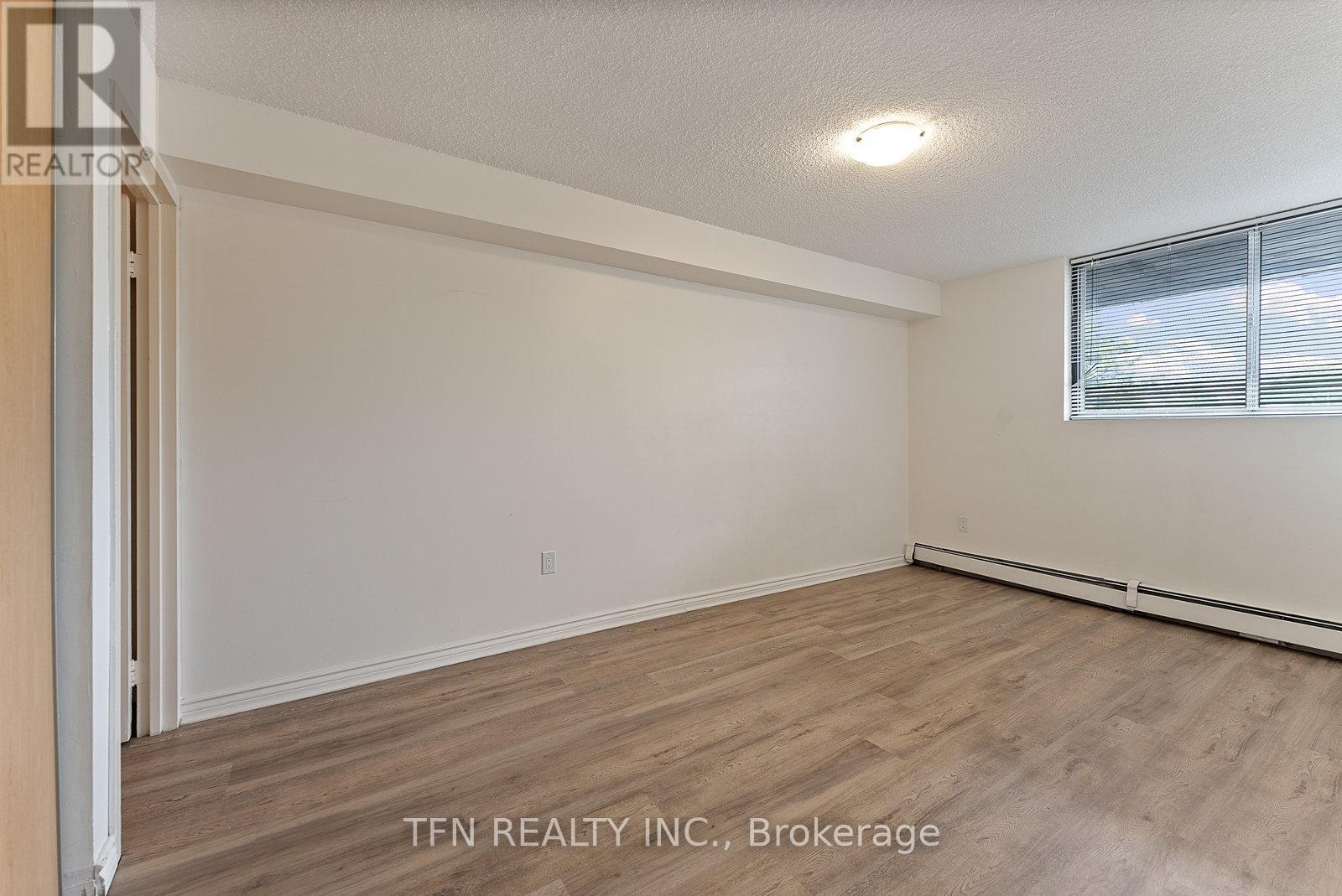 Photo 22 of 207 10330 Yonge Street W, Richmond Hill ON