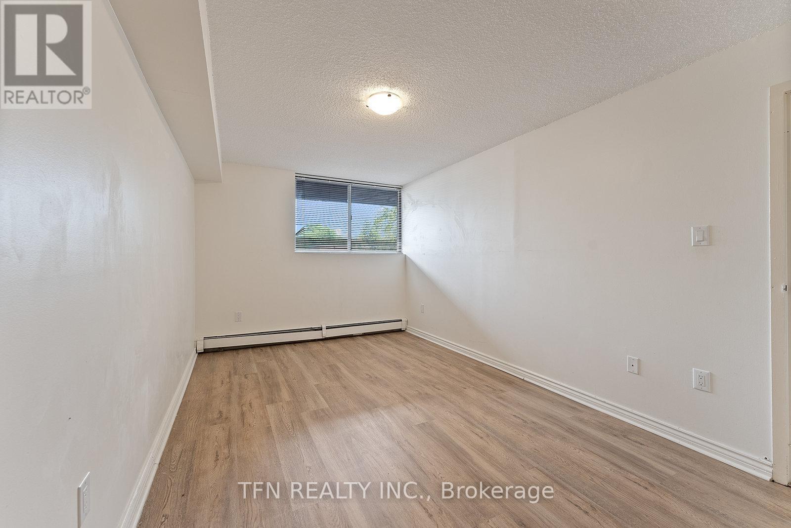 Photo 23 of 207 10330 Yonge Street W, Richmond Hill ON