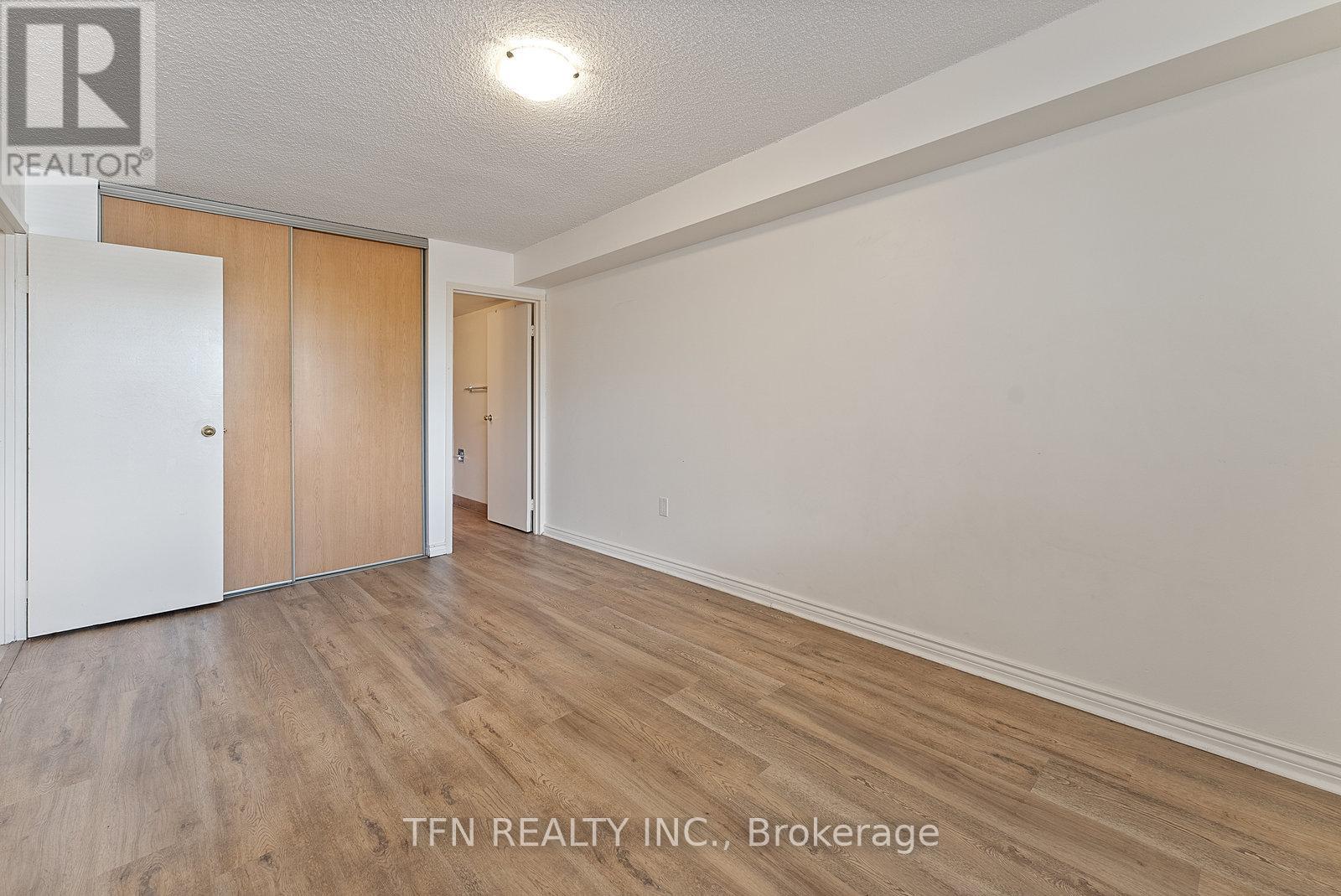 Photo 24 of 207 10330 Yonge Street W, Richmond Hill ON