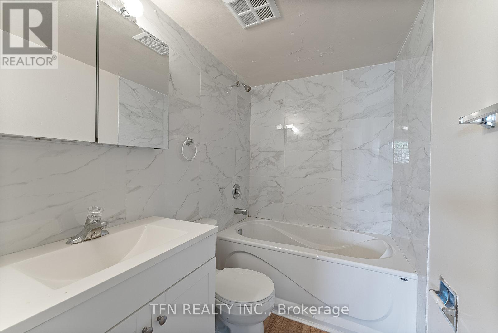 Photo 26 of 207 10330 Yonge Street W, Richmond Hill ON
