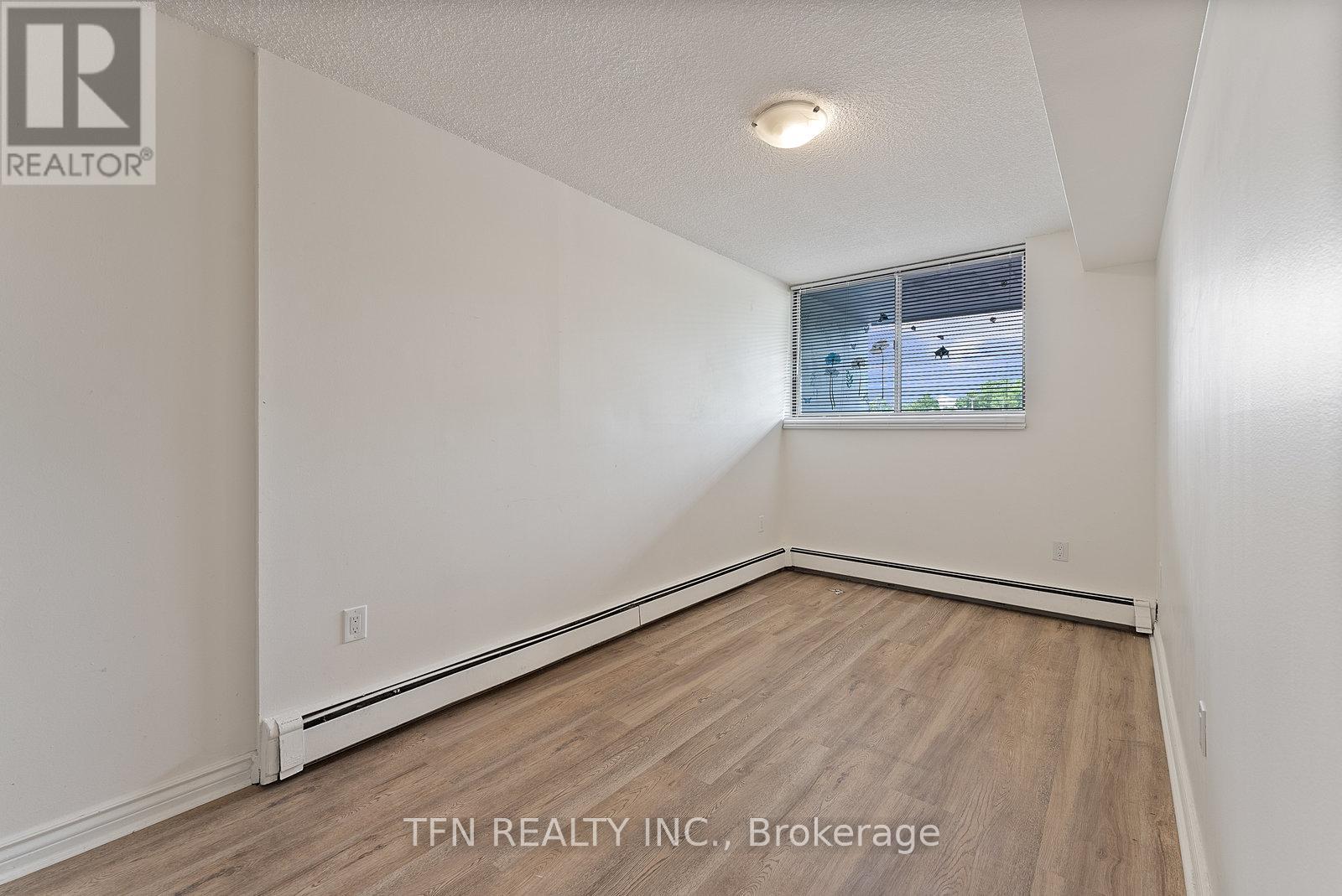 Photo 30 of 207 10330 Yonge Street W, Richmond Hill ON