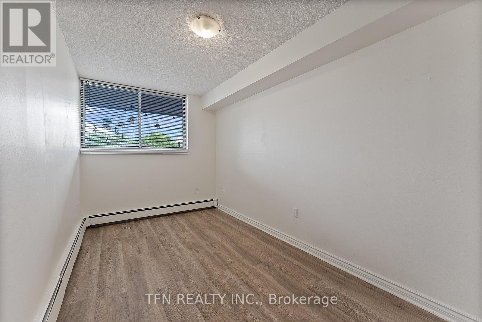 Photo 31 of 207 10330 Yonge Street W, Richmond Hill ON