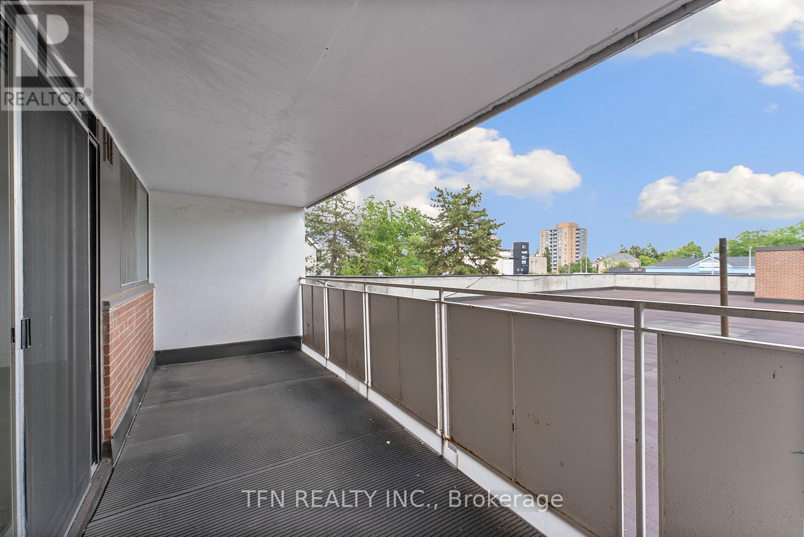 Photo 33 of 207 10330 Yonge Street W, Richmond Hill ON