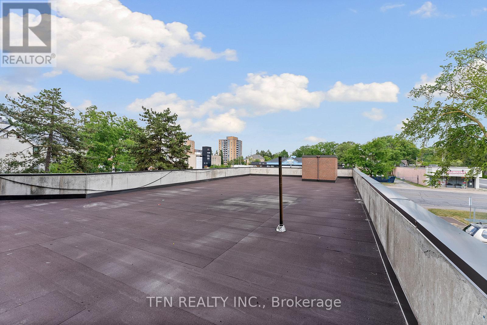 Photo 35 of 207 10330 Yonge Street W, Richmond Hill ON