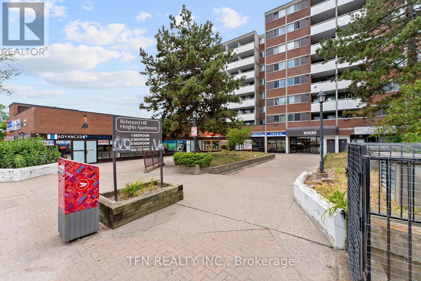 Photo 5 of 207 10330 Yonge Street W, Richmond Hill ON