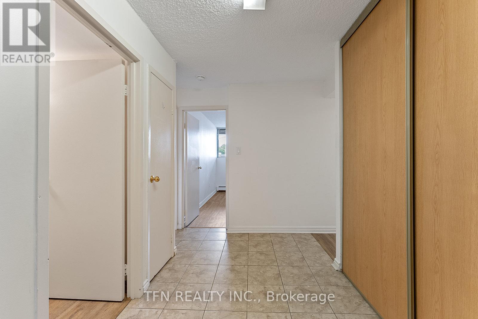Photo 8 of 207 10330 Yonge Street W, Richmond Hill ON