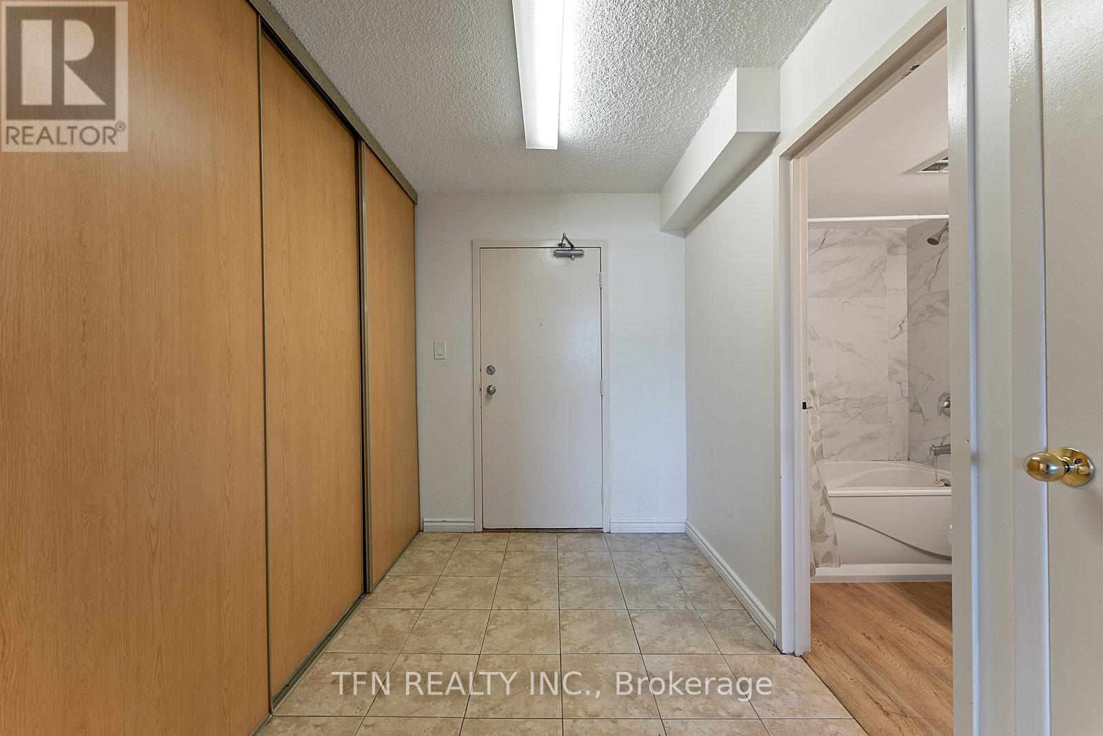 Photo 9 of 207 10330 Yonge Street W, Richmond Hill ON