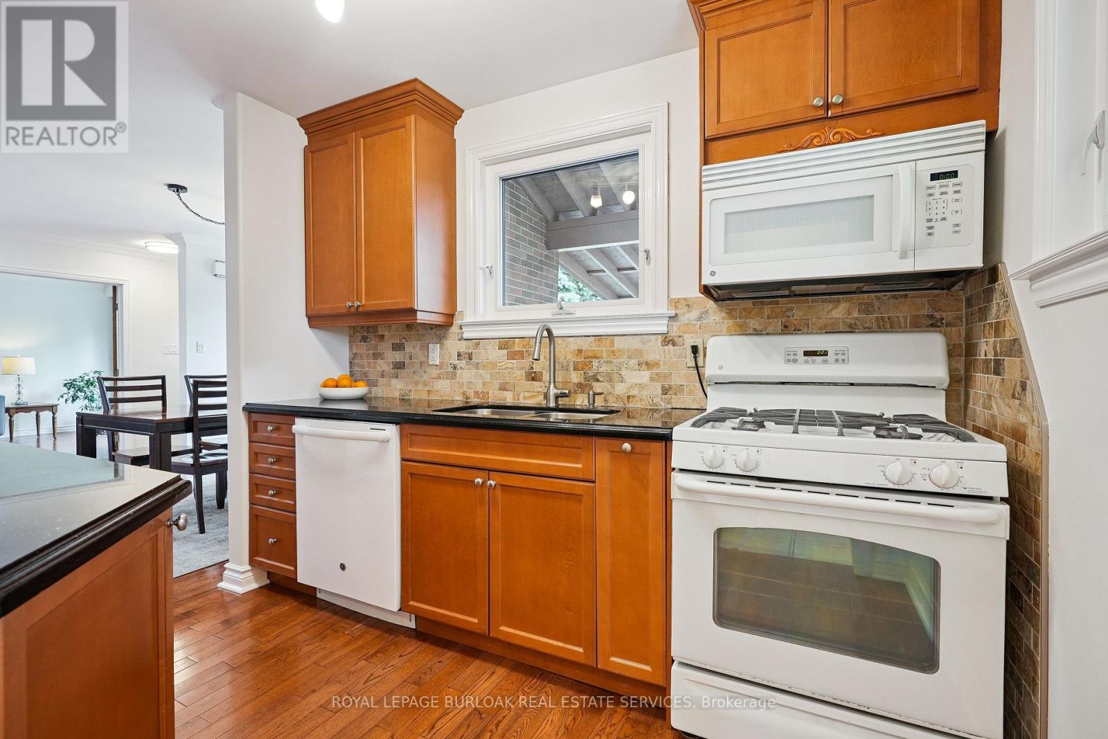 Photo 13 of 2091 Hartington Court, Mississauga ON
