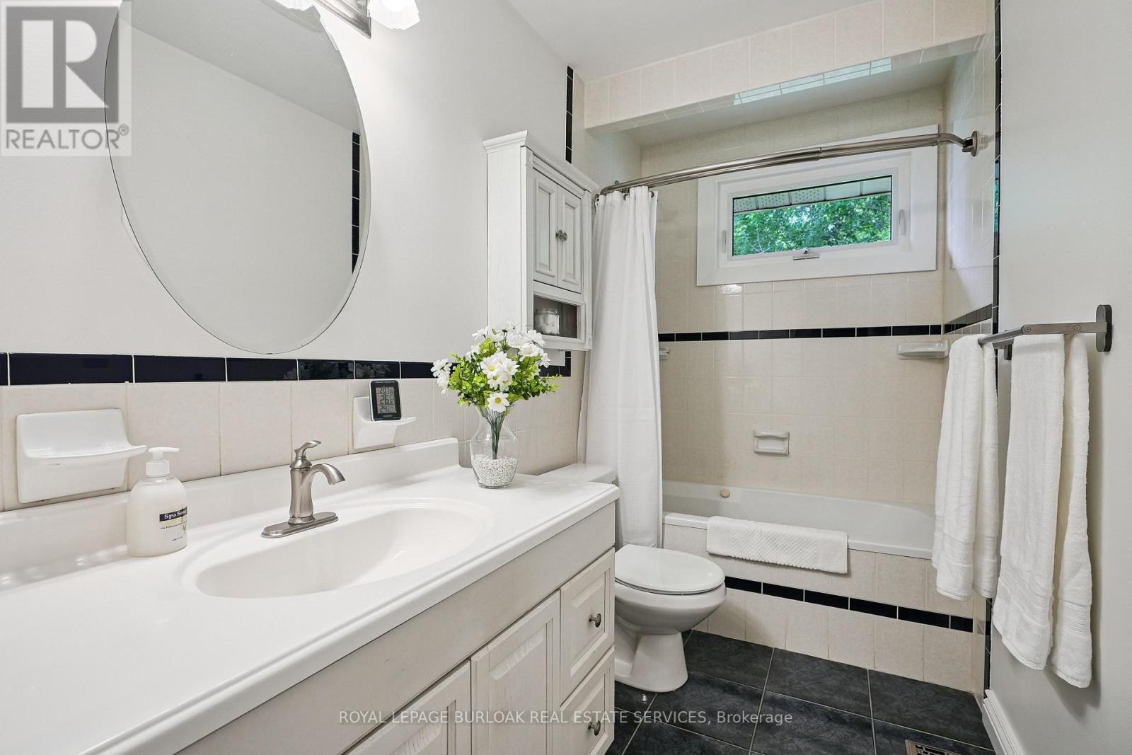 Photo 19 of 2091 Hartington Court, Mississauga ON