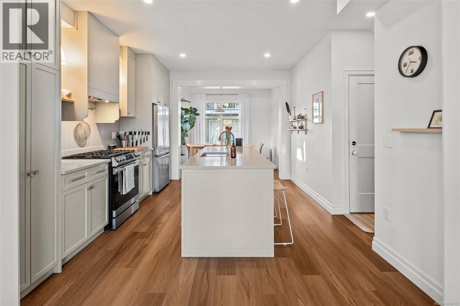 Photo 11 of 1 3080 Washington Ave, Victoria BC