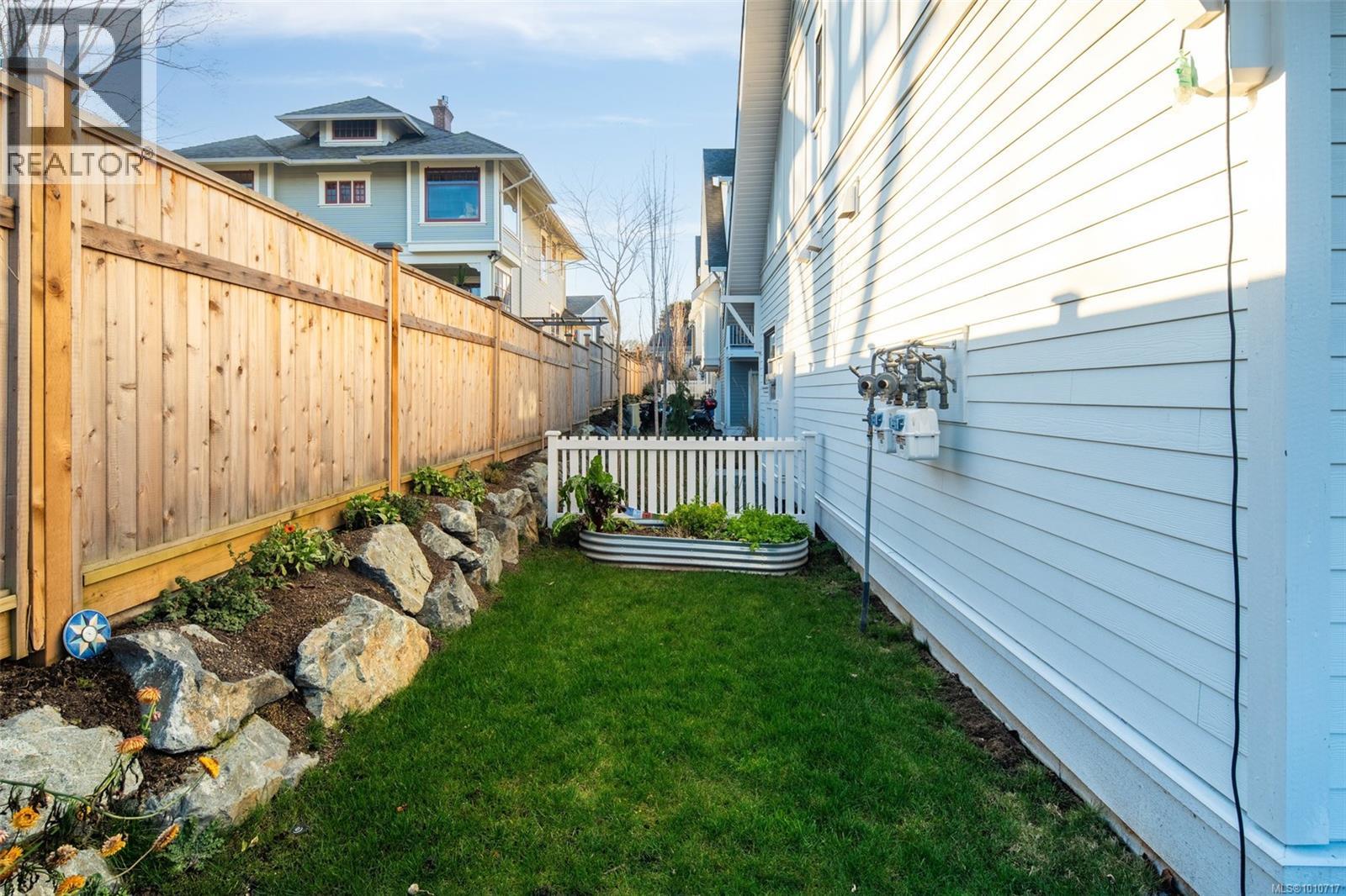 Photo 31 of 1 3080 Washington Ave, Victoria BC