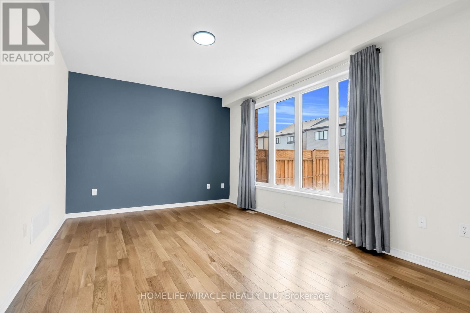 Photo 10 of 23 Royal Coachman Way, Hamilton ON
