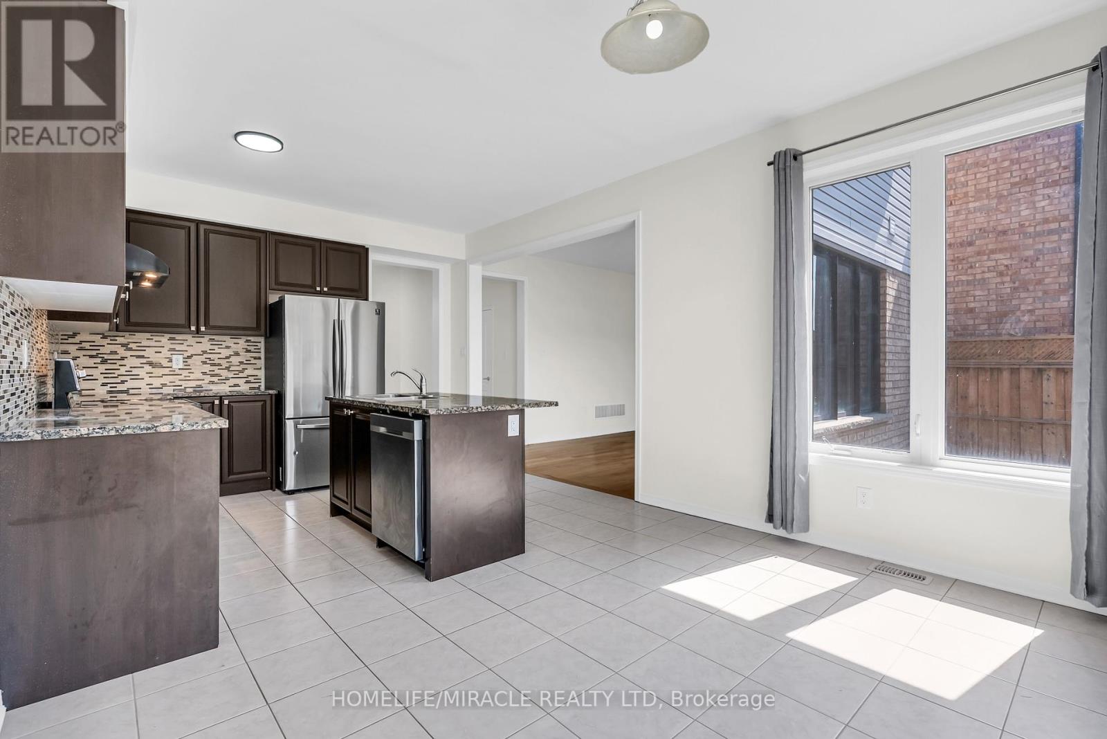 Photo 12 of 23 Royal Coachman Way, Hamilton ON