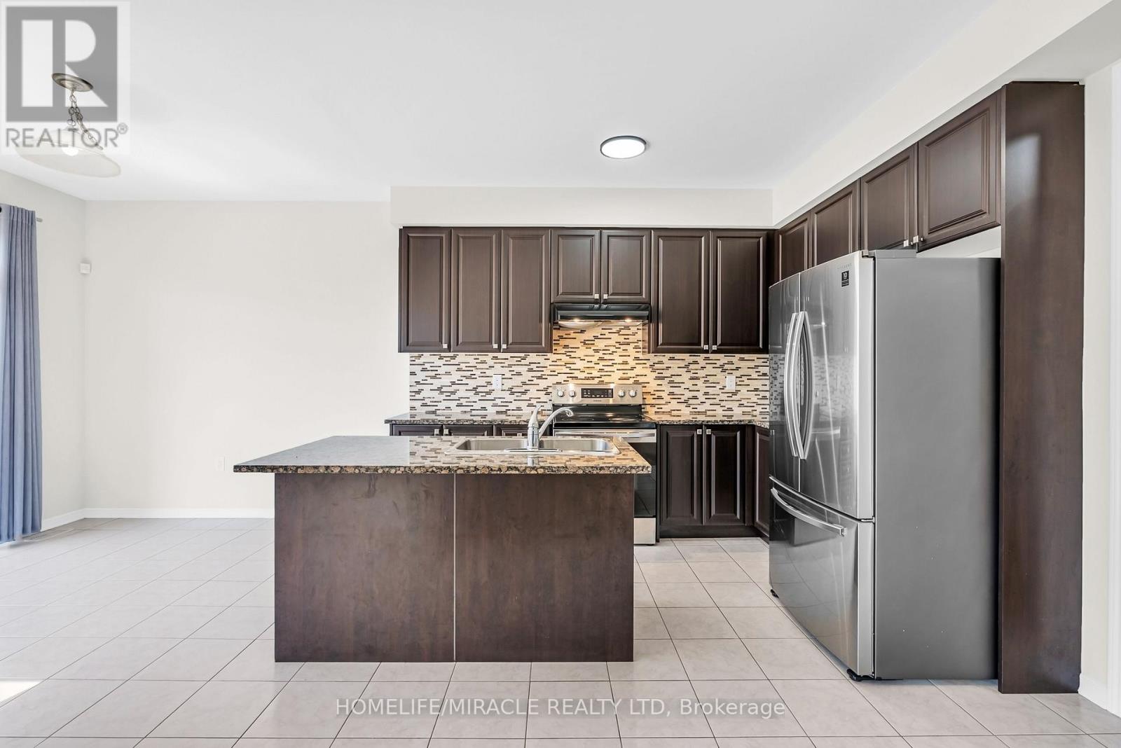 Photo 13 of 23 Royal Coachman Way, Hamilton ON