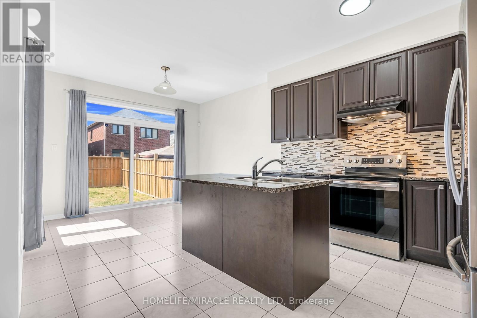 Photo 14 of 23 Royal Coachman Way, Hamilton ON