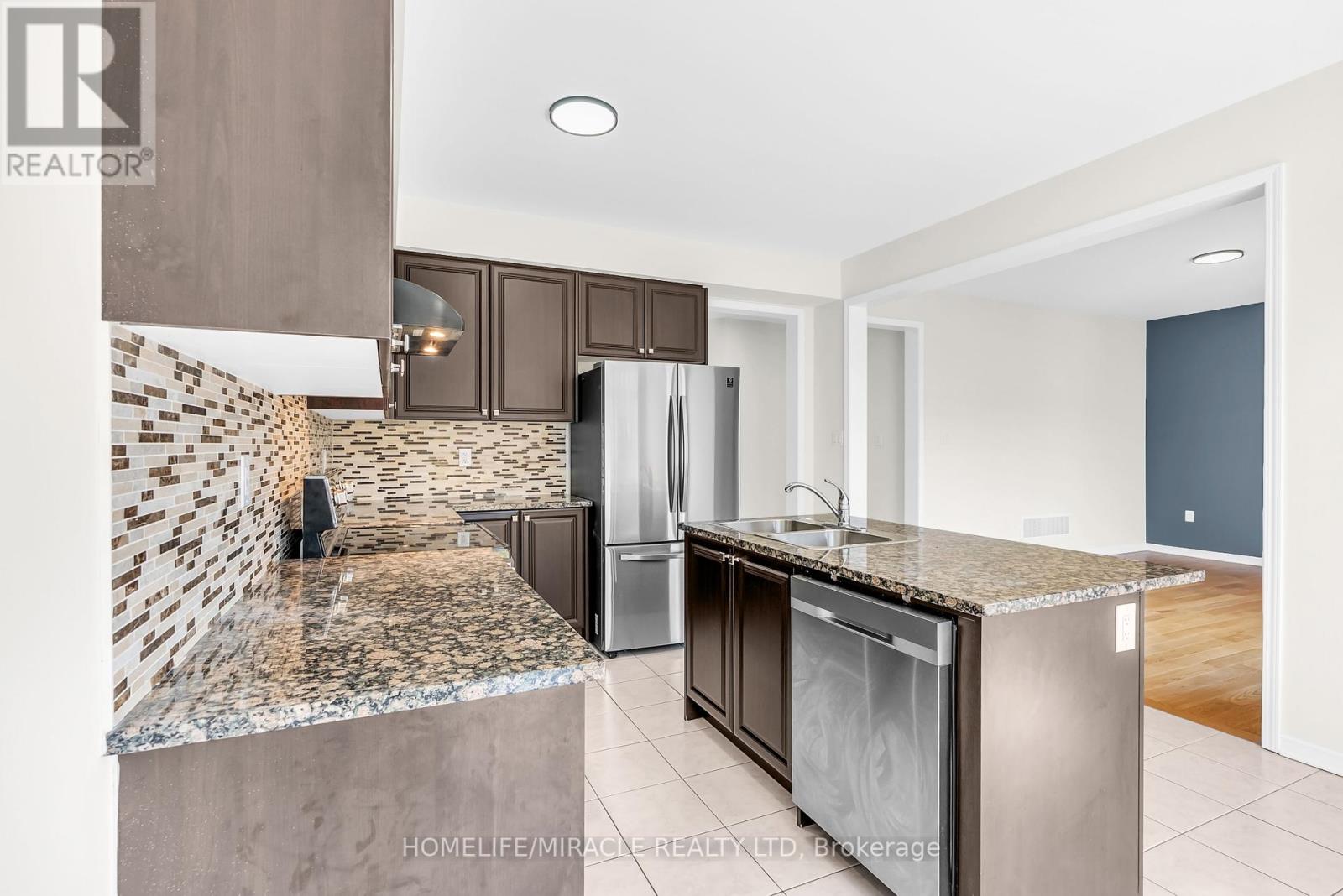 Photo 16 of 23 Royal Coachman Way, Hamilton ON