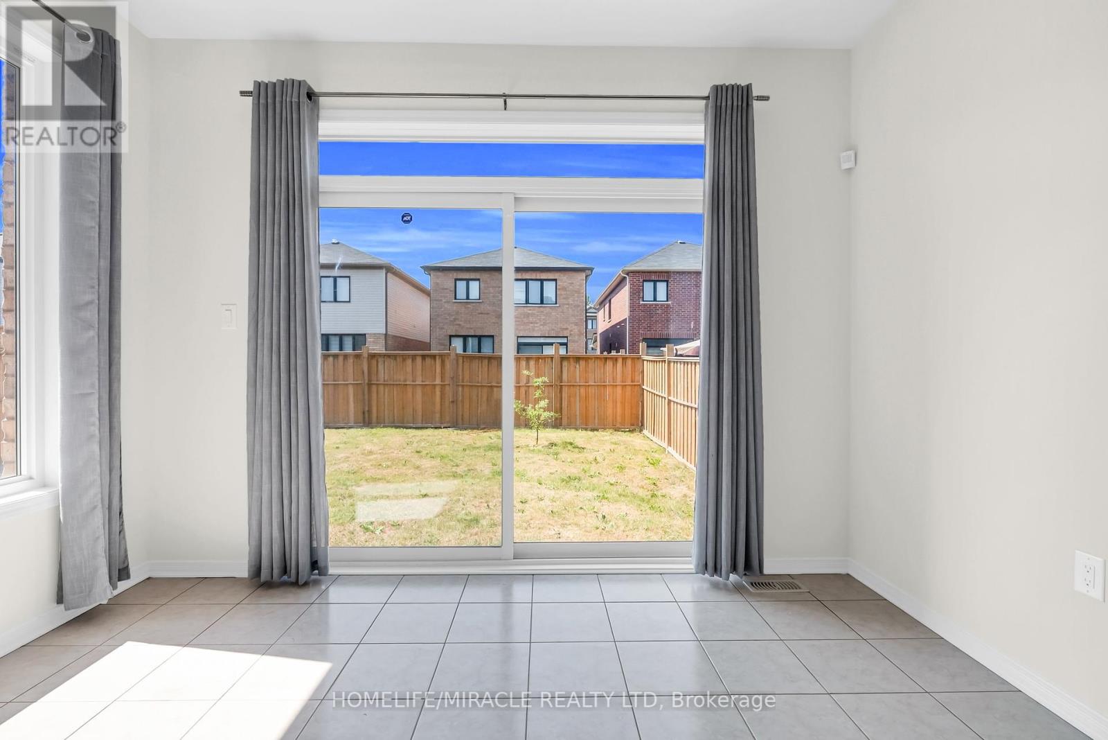 Photo 17 of 23 Royal Coachman Way, Hamilton ON