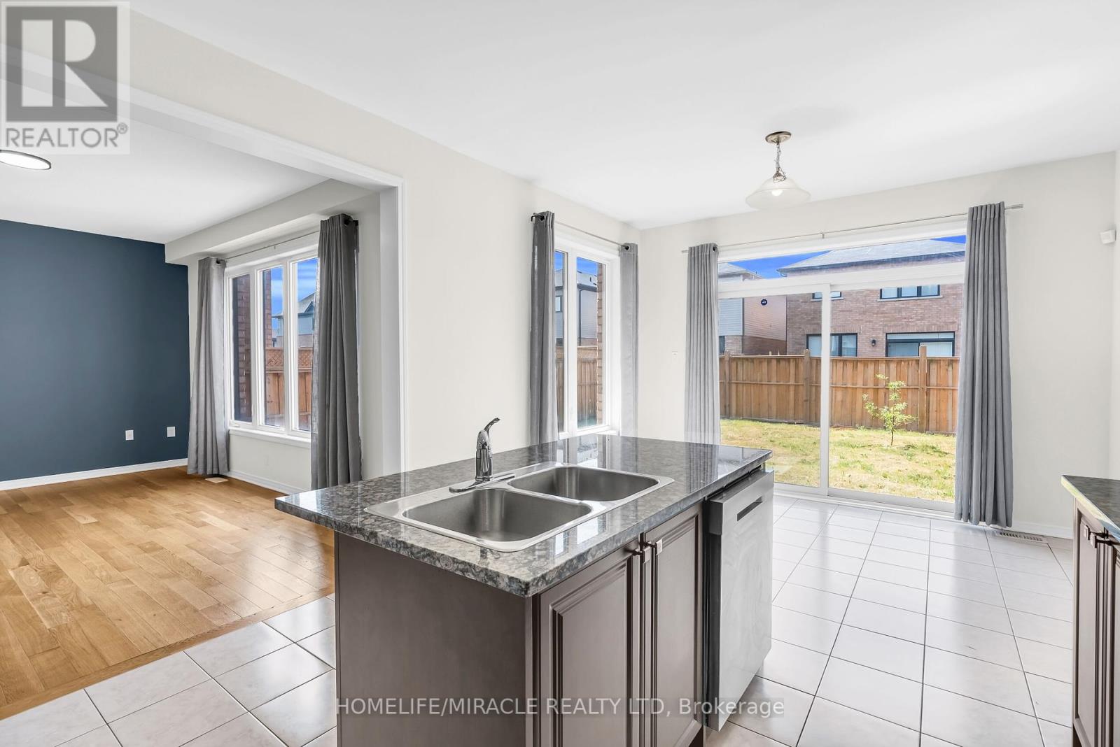 Photo 18 of 23 Royal Coachman Way, Hamilton ON