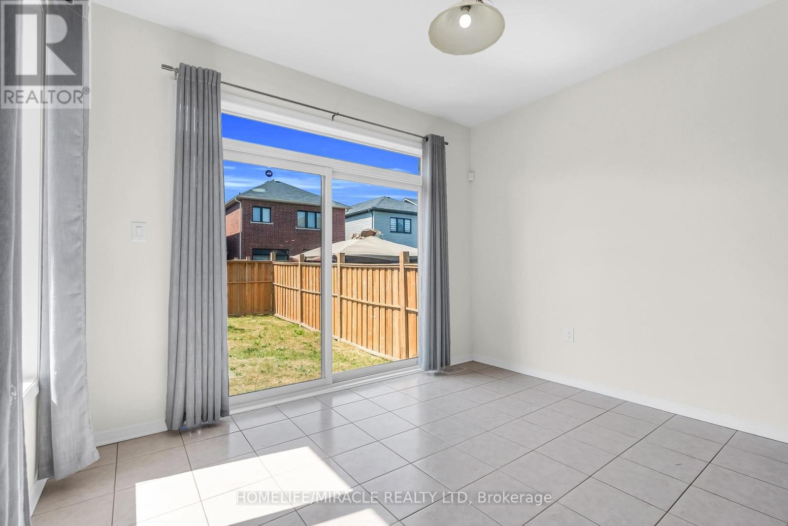 Photo 19 of 23 Royal Coachman Way, Hamilton ON