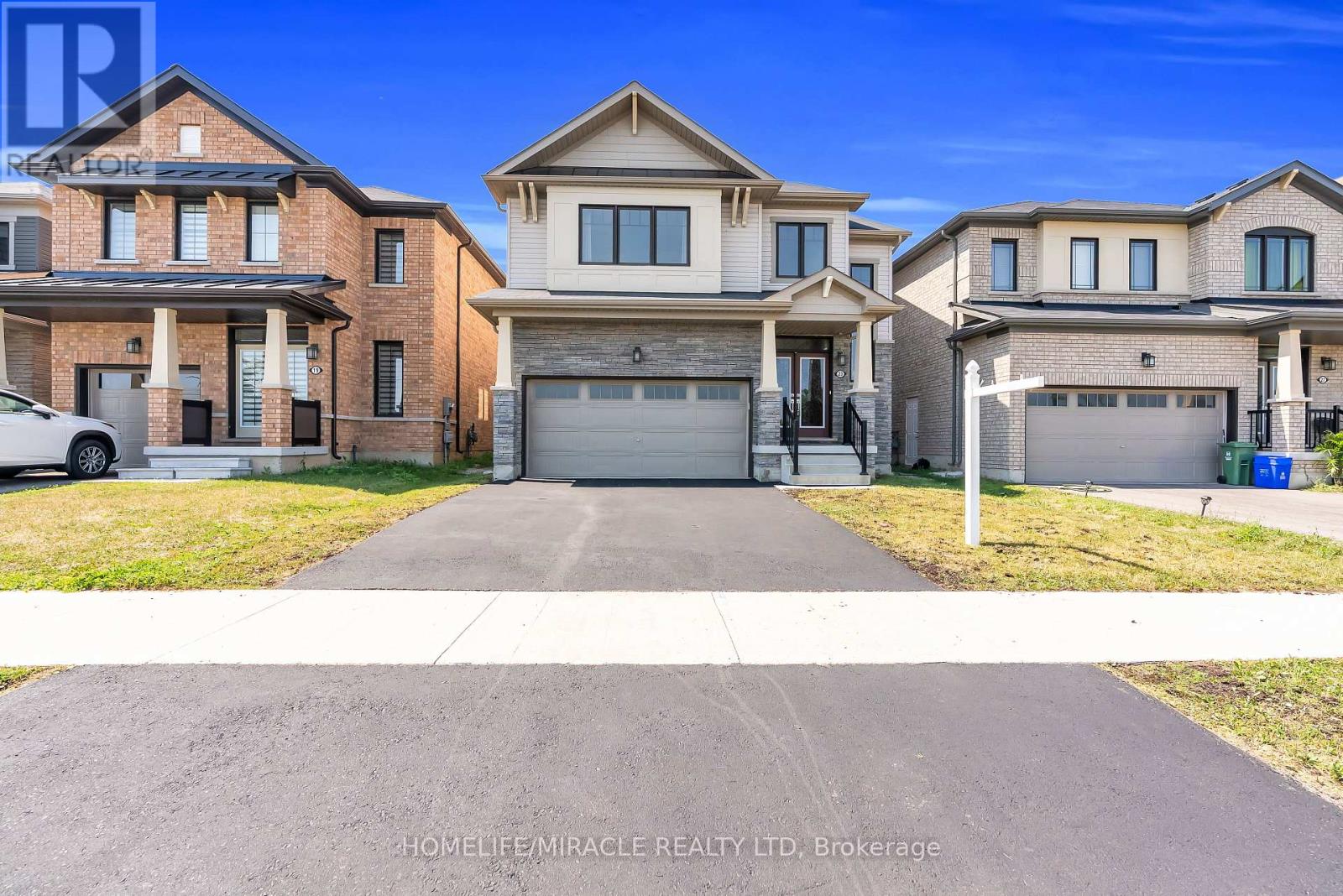 Photo 2 of 23 Royal Coachman Way, Hamilton ON
