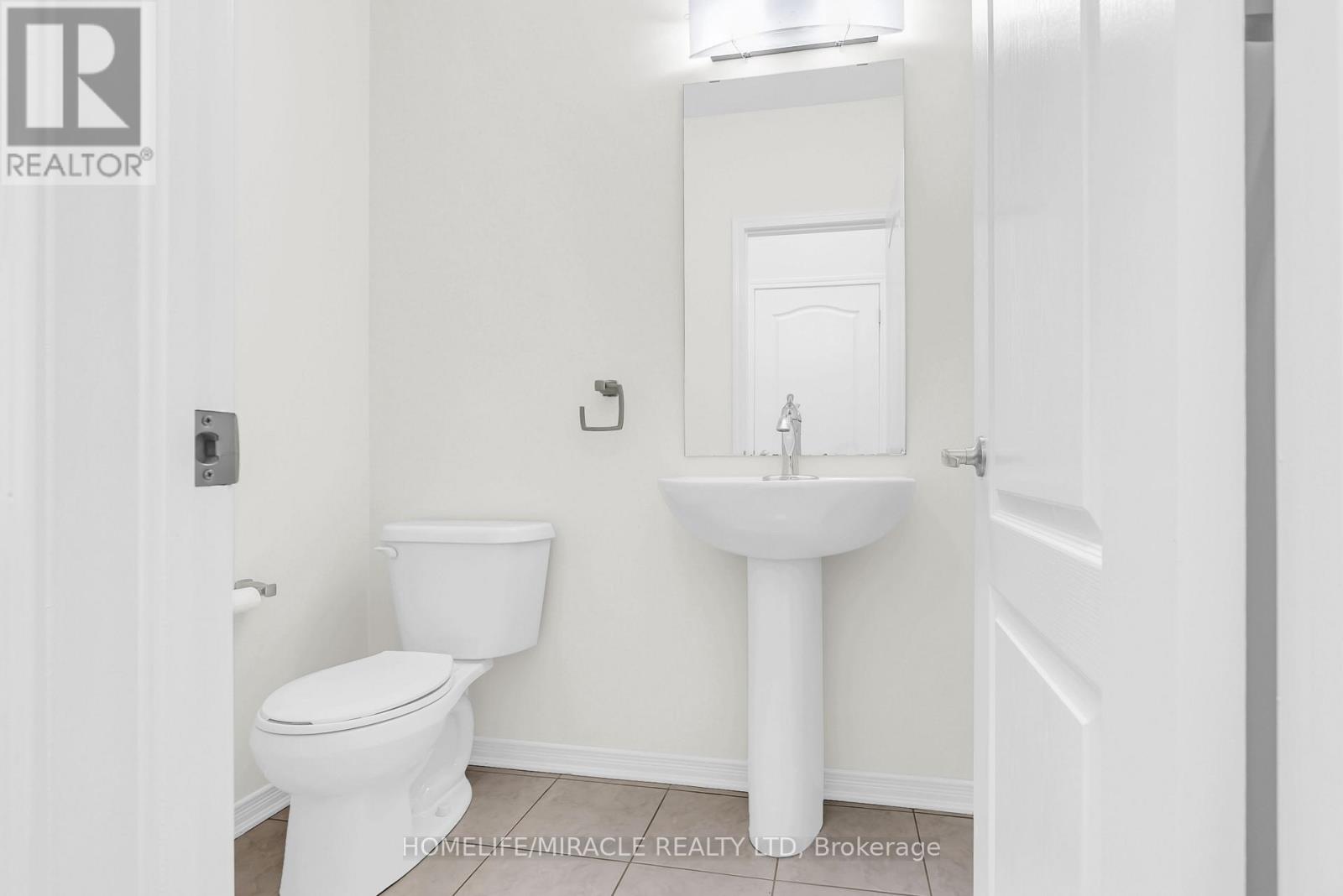 Photo 20 of 23 Royal Coachman Way, Hamilton ON