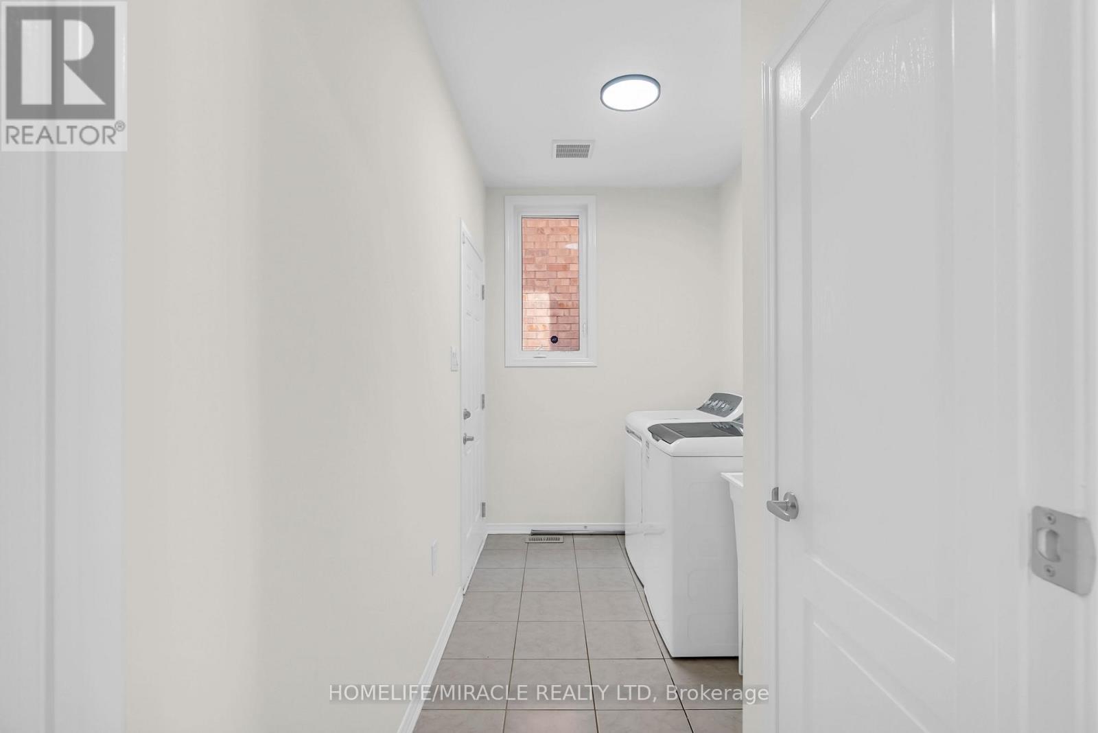 Photo 21 of 23 Royal Coachman Way, Hamilton ON