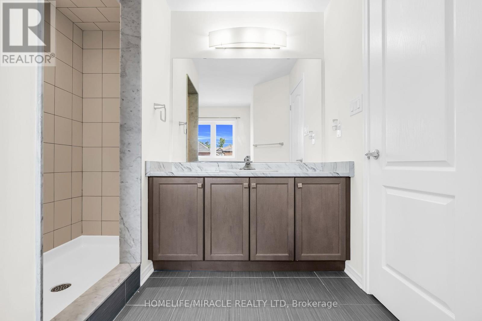 Photo 29 of 23 Royal Coachman Way, Hamilton ON