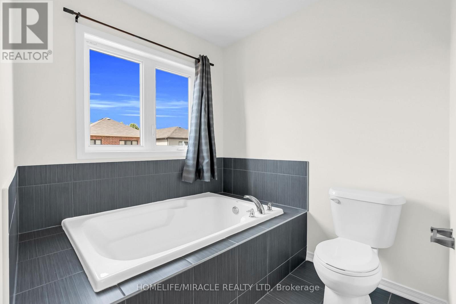 Photo 30 of 23 Royal Coachman Way, Hamilton ON