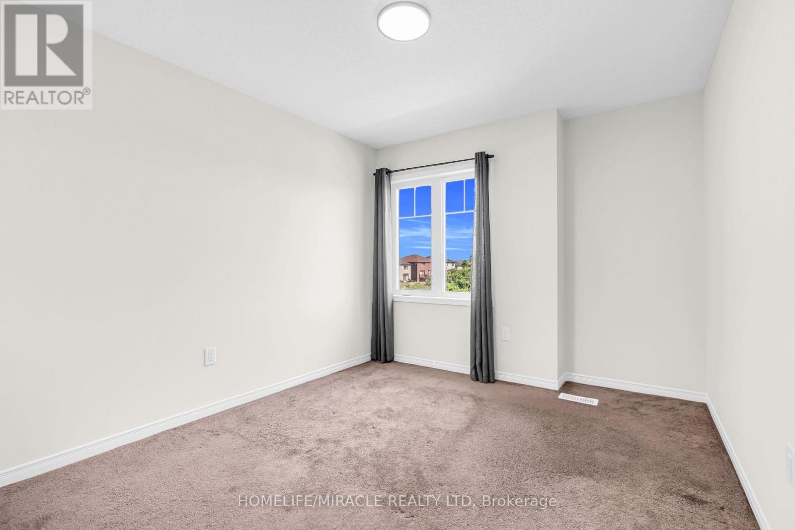 Photo 34 of 23 Royal Coachman Way, Hamilton ON