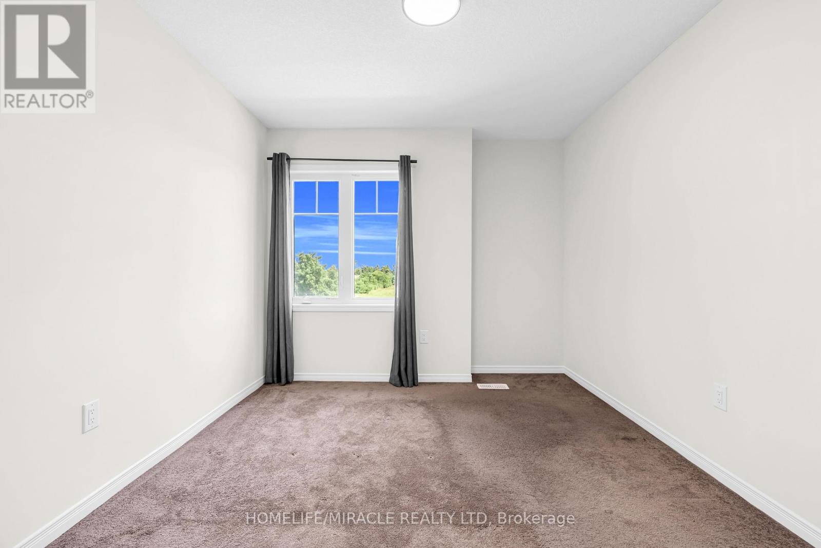 Photo 35 of 23 Royal Coachman Way, Hamilton ON