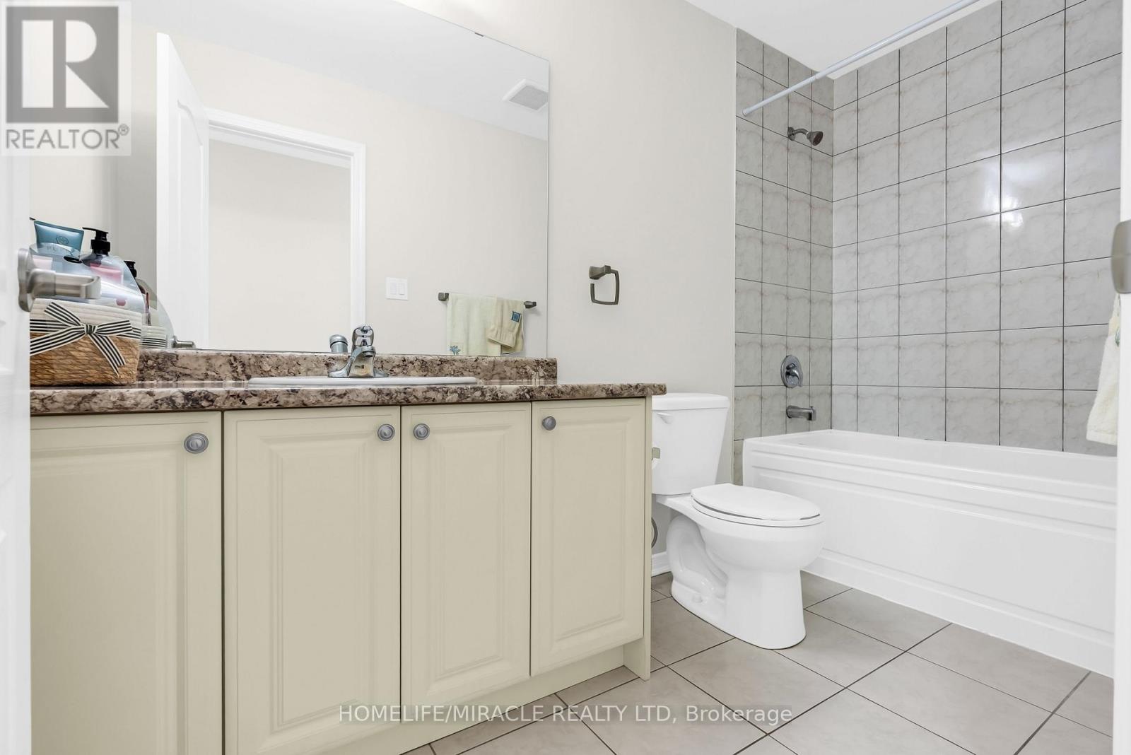 Photo 40 of 23 Royal Coachman Way, Hamilton ON