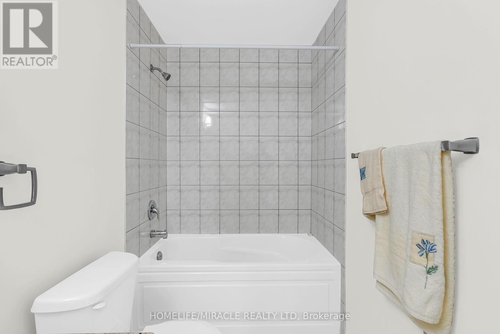 Photo 41 of 23 Royal Coachman Way, Hamilton ON