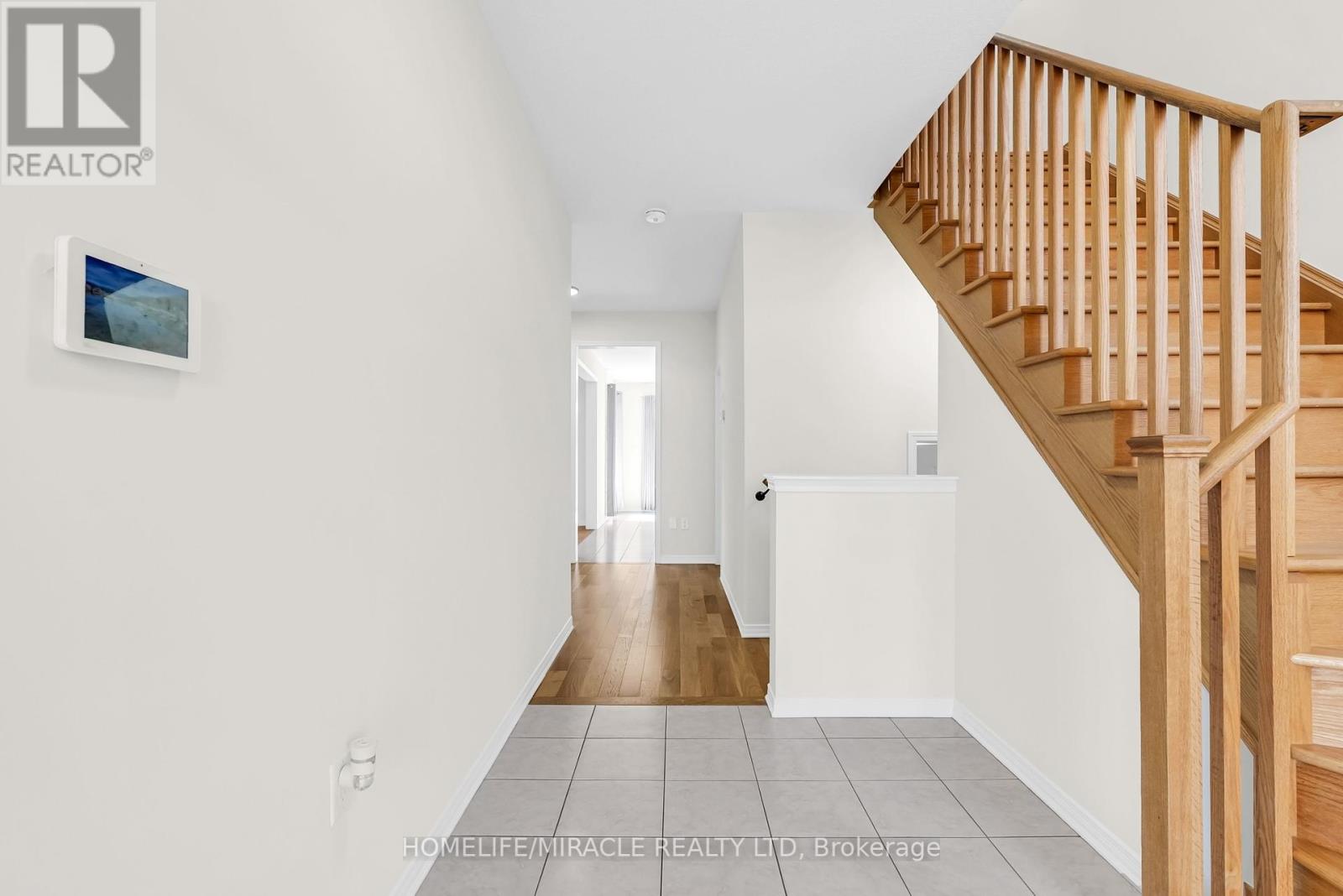 Photo 8 of 23 Royal Coachman Way, Hamilton ON
