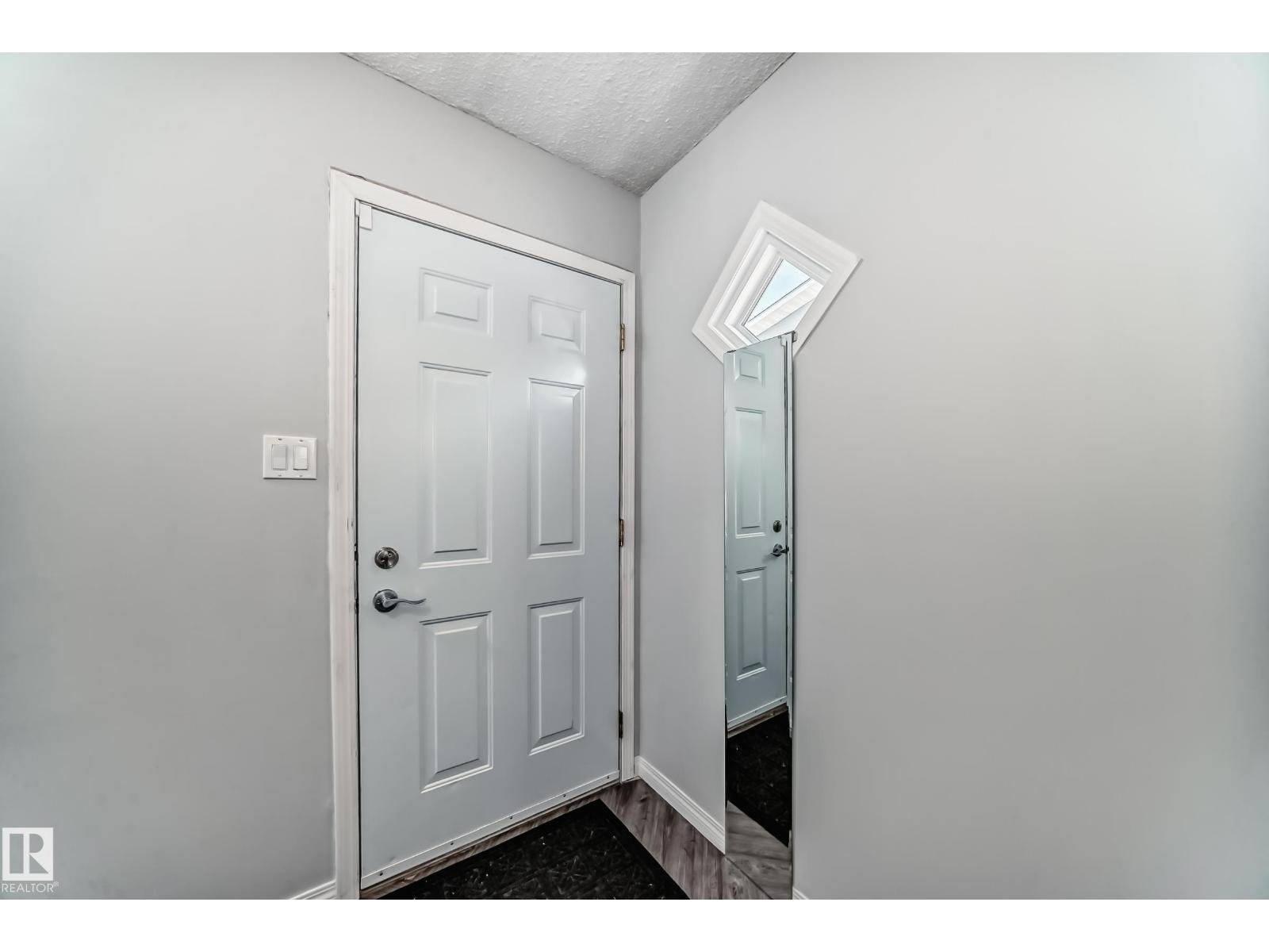 Photo 4 of 38 1415 62 St Nw, Edmonton AB