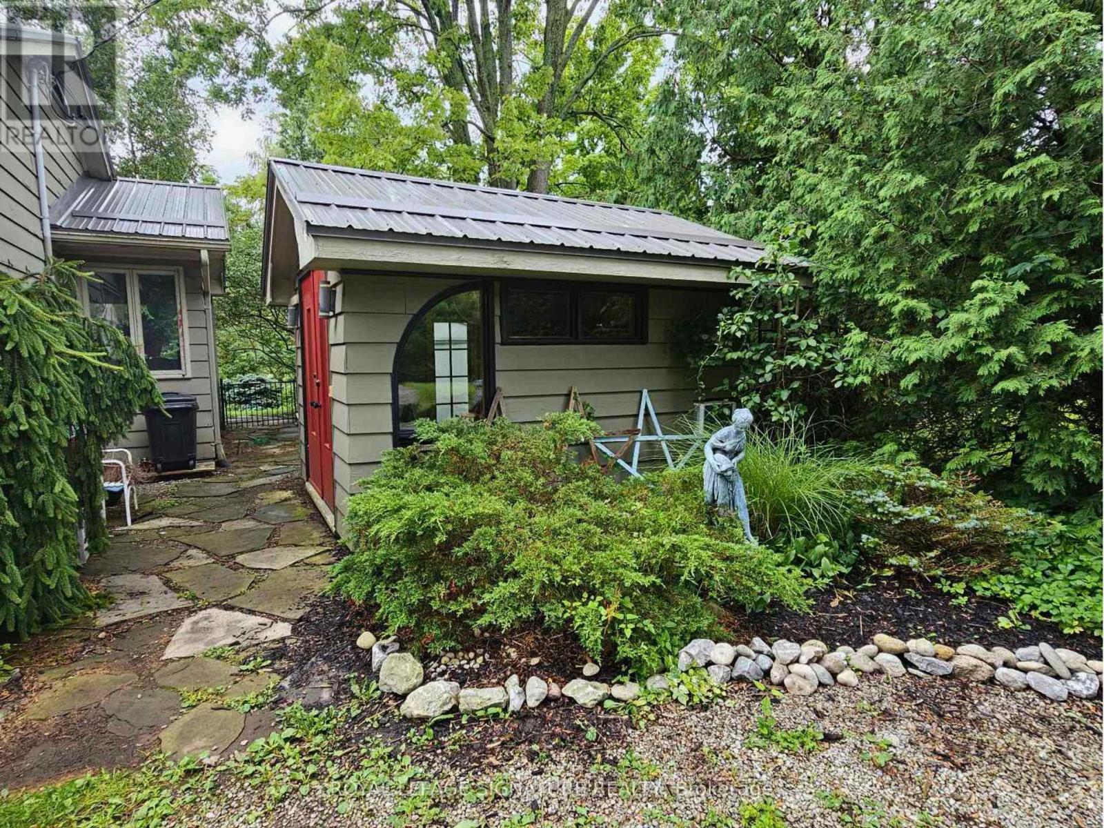 Photo 33 of 425 Norfolk Street S, Norfolk ON