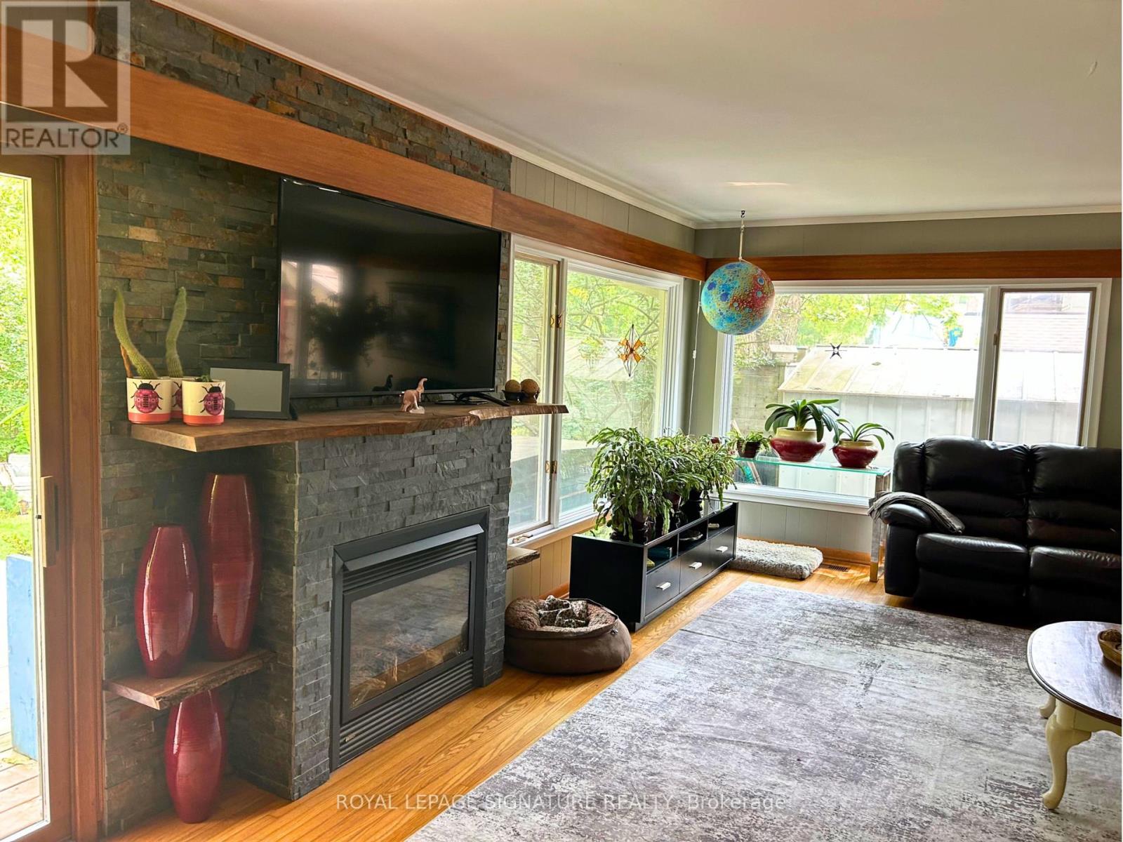 Photo 9 of 425 Norfolk Street S, Norfolk ON