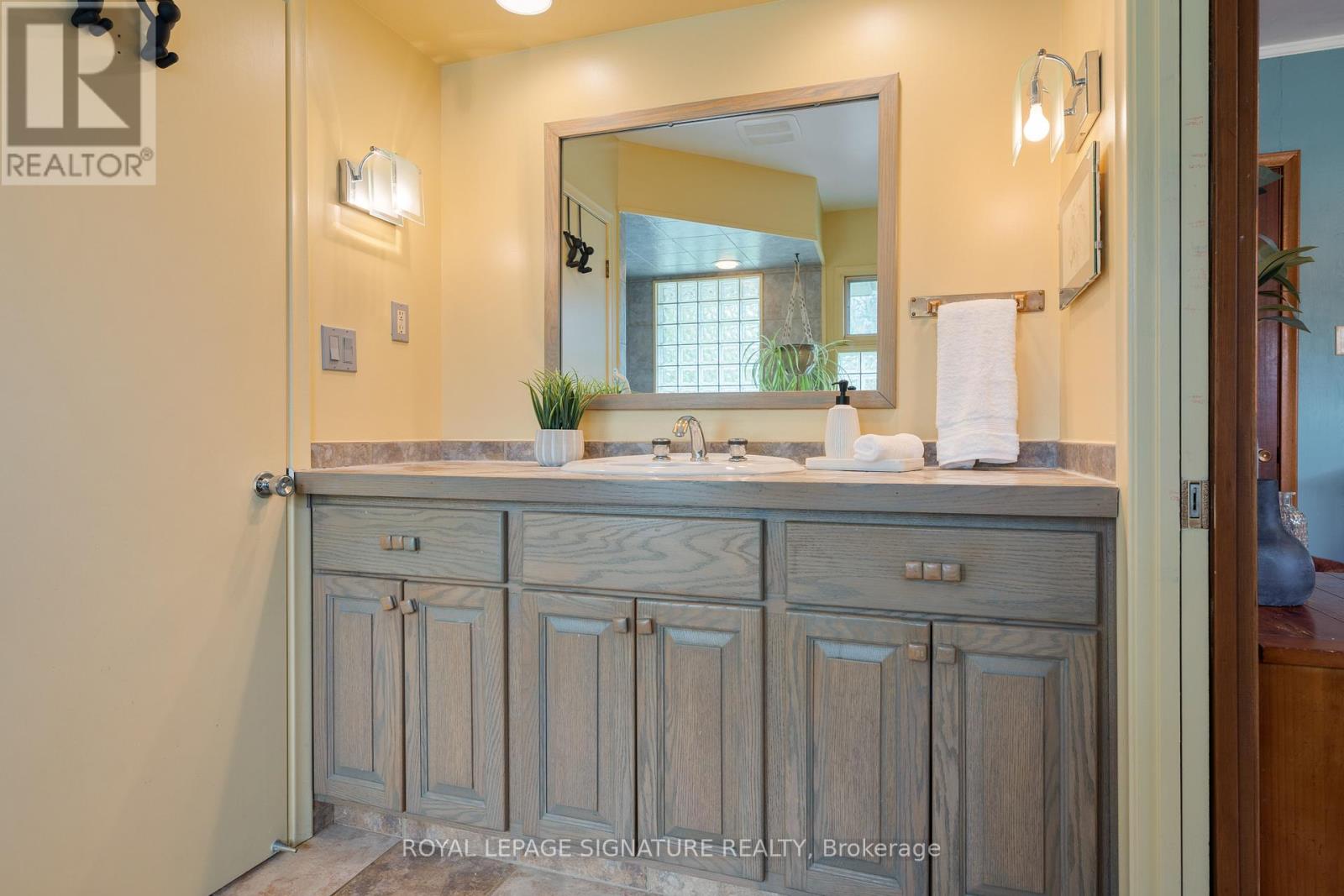 Photo 39 of 425 Norfolk Street S, Norfolk ON