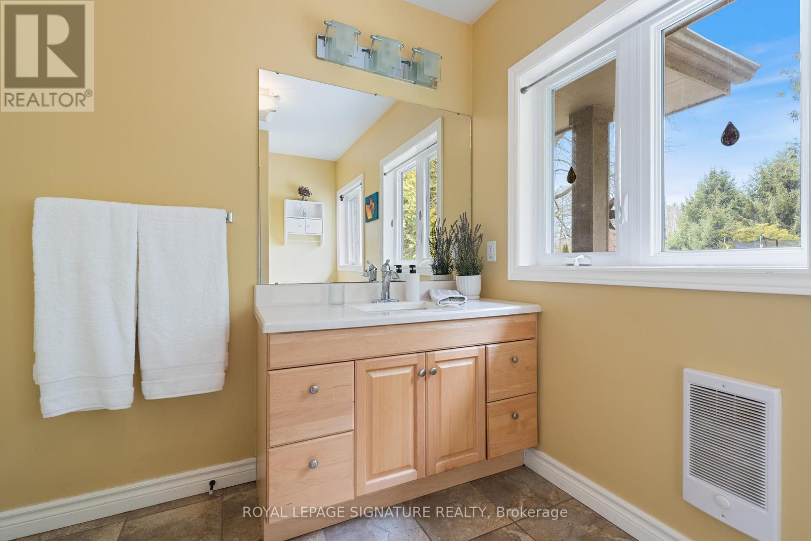 Photo 28 of 425 Norfolk Street S, Norfolk ON