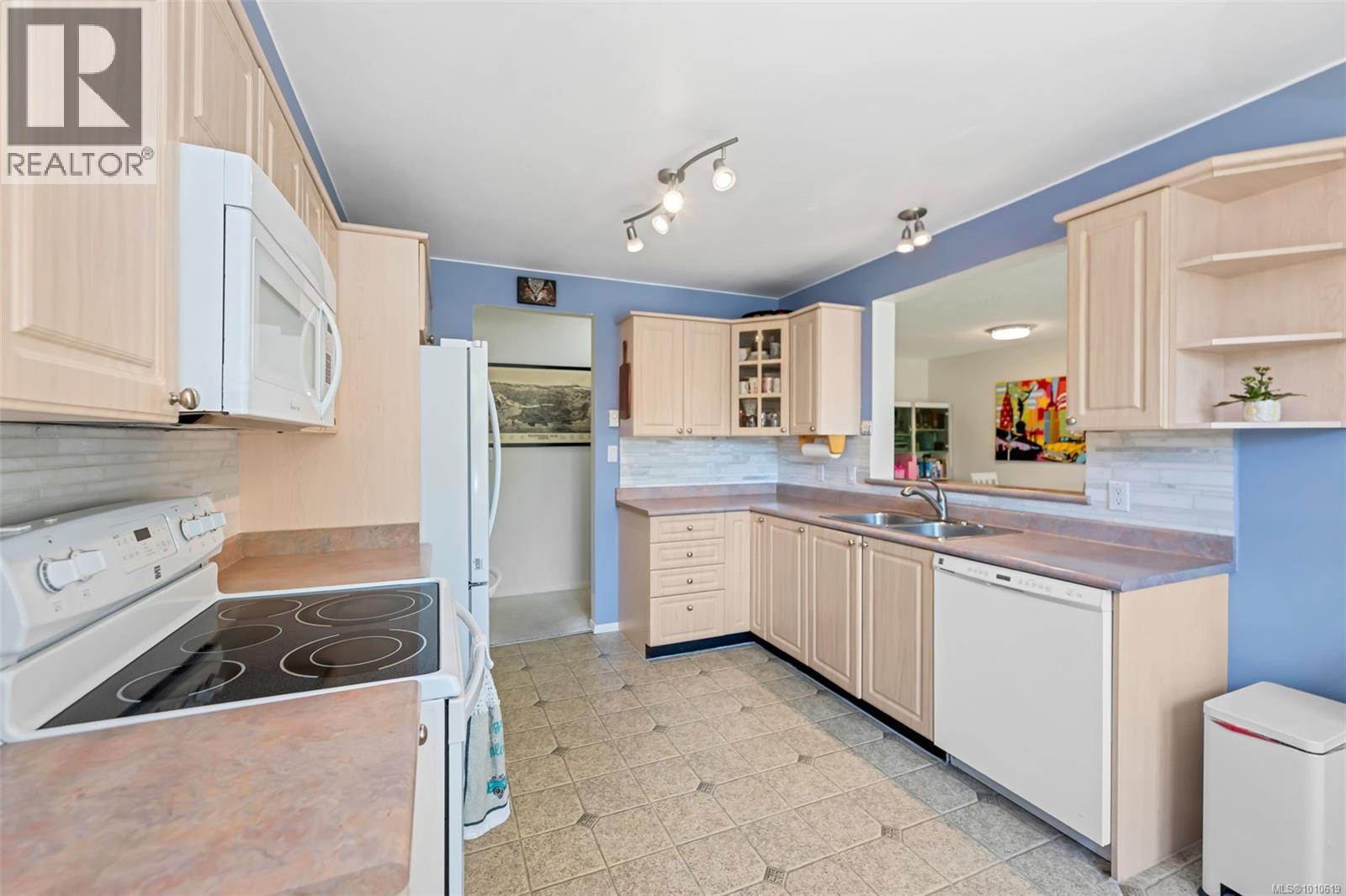 Photo 3 of 204 1240 Verdier Ave, Central Saanich BC