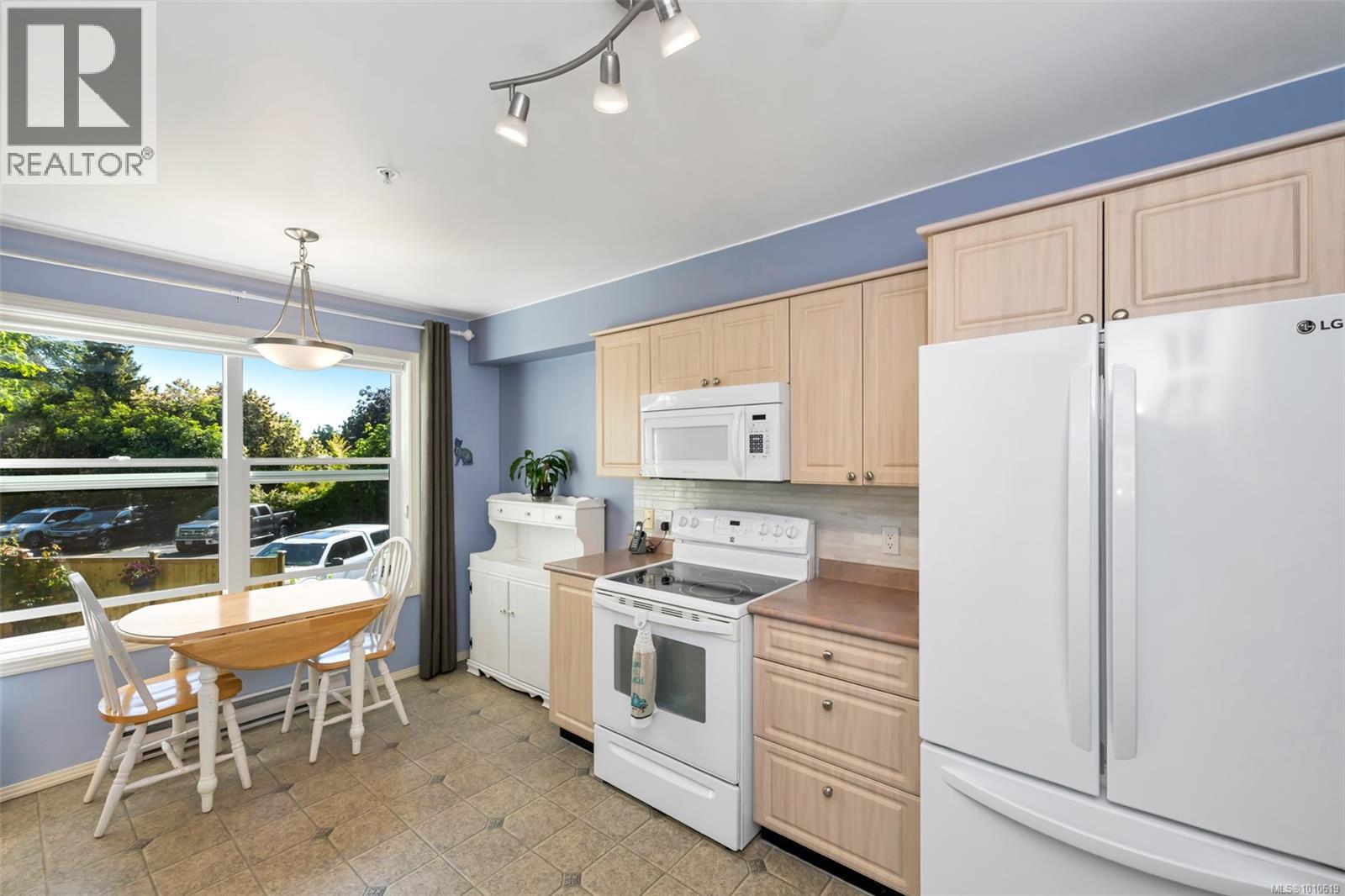 Photo 4 of 204 1240 Verdier Ave, Central Saanich BC