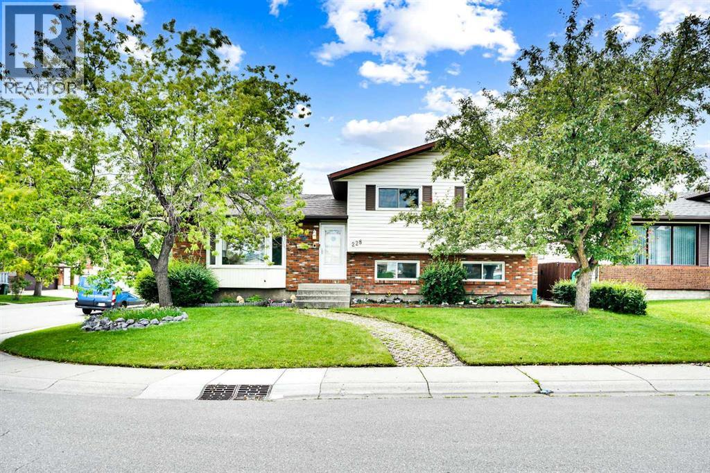 228 Rundlemere Road NE, Calgary, Alberta