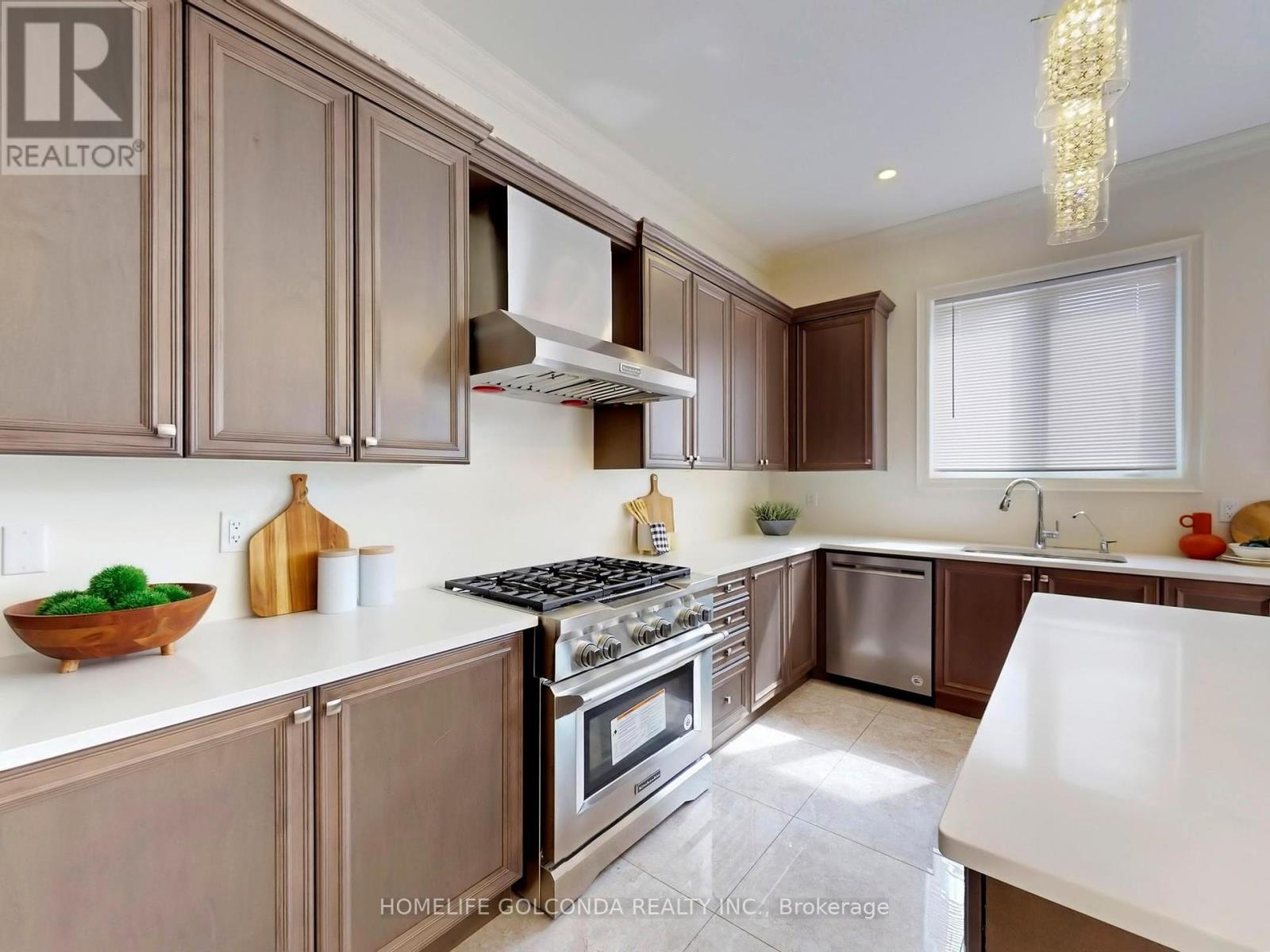 Photo 9 of 21 Planet Street, Richmond Hill ON