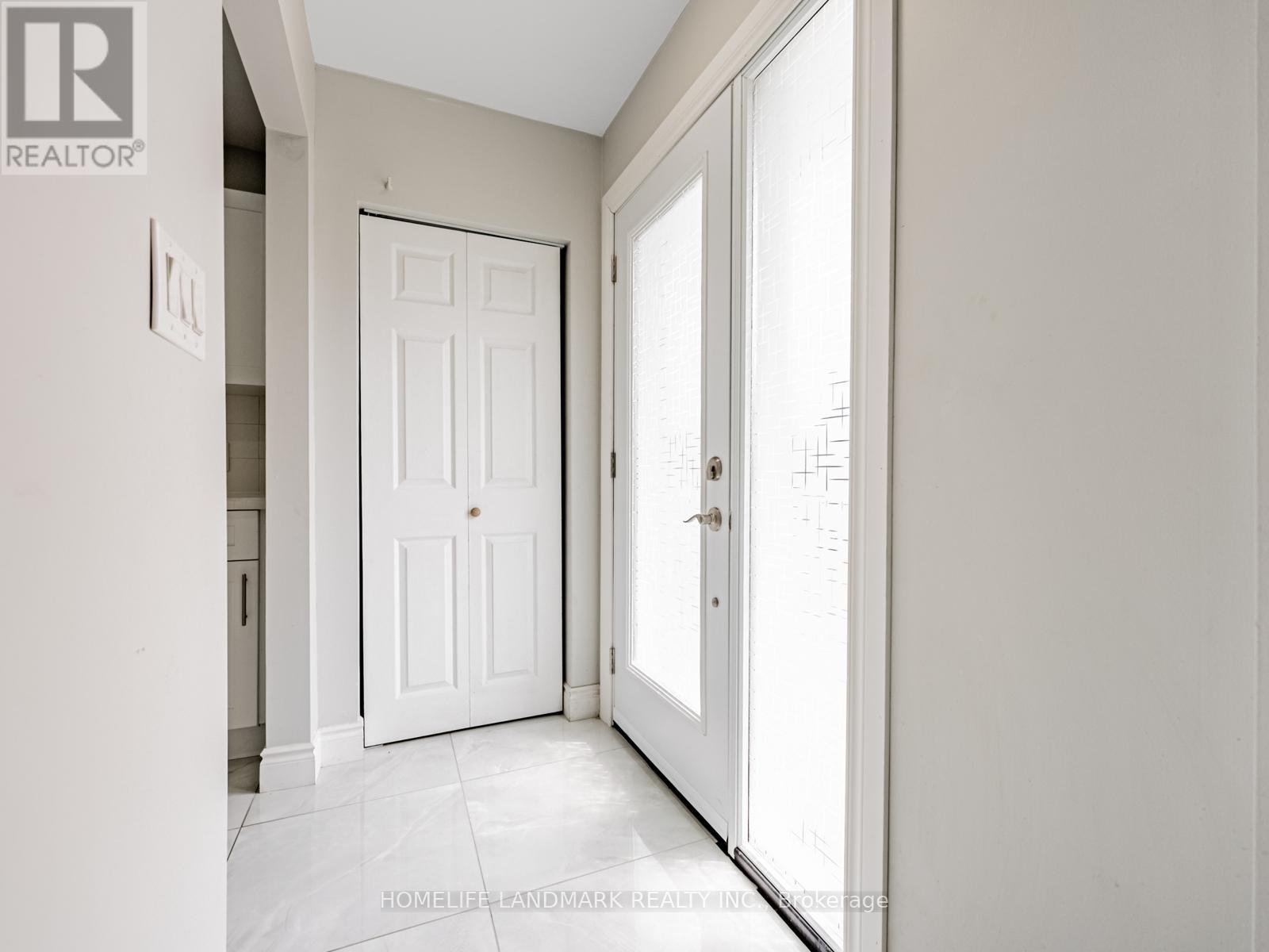 Photo 5 of 54 Sanford Crescent, Brampton ON