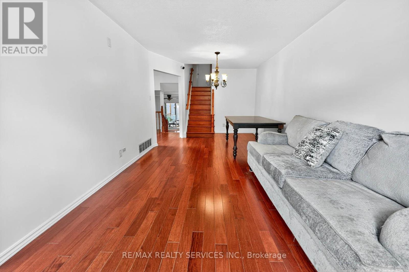 Photo 6 of 28 Chipwood Crescent, Brampton ON