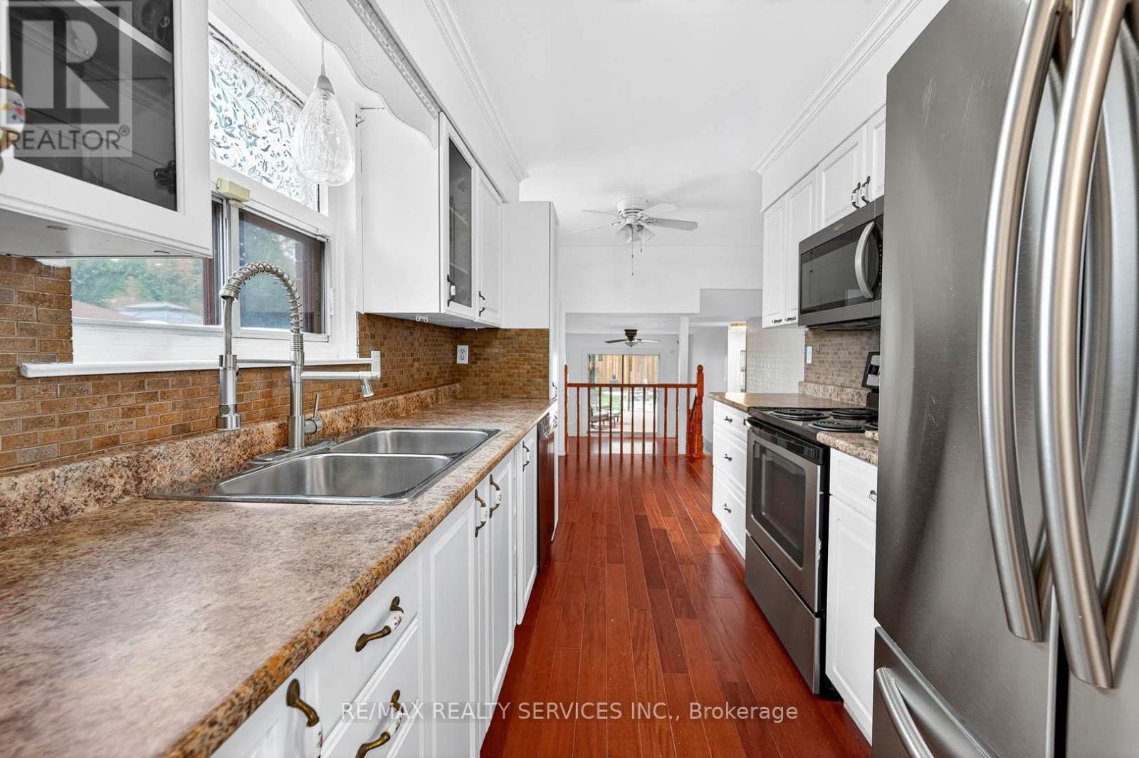 Photo 11 of 28 Chipwood Crescent, Brampton ON