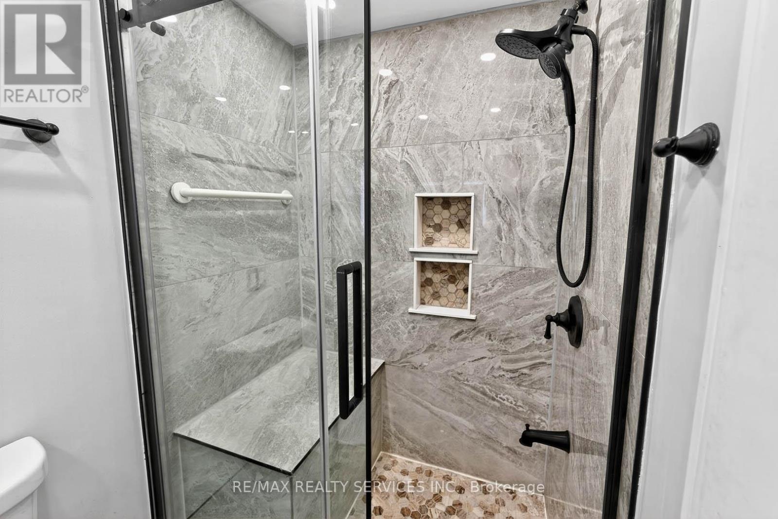 Photo 8 of 28 Chipwood Crescent, Brampton ON