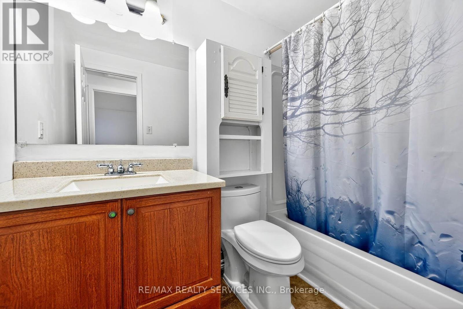 Photo 19 of 28 Chipwood Crescent, Brampton ON