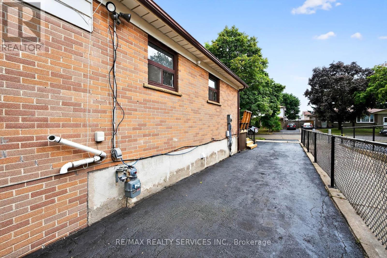 Photo 50 of 28 Chipwood Crescent, Brampton ON