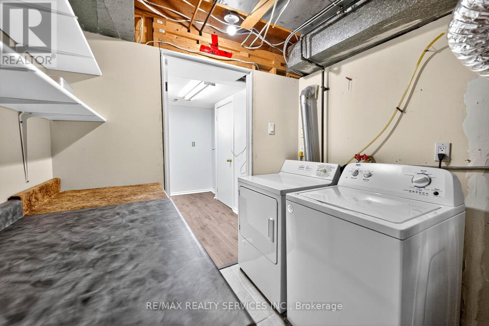 Photo 13 of 28 Chipwood Crescent, Brampton ON