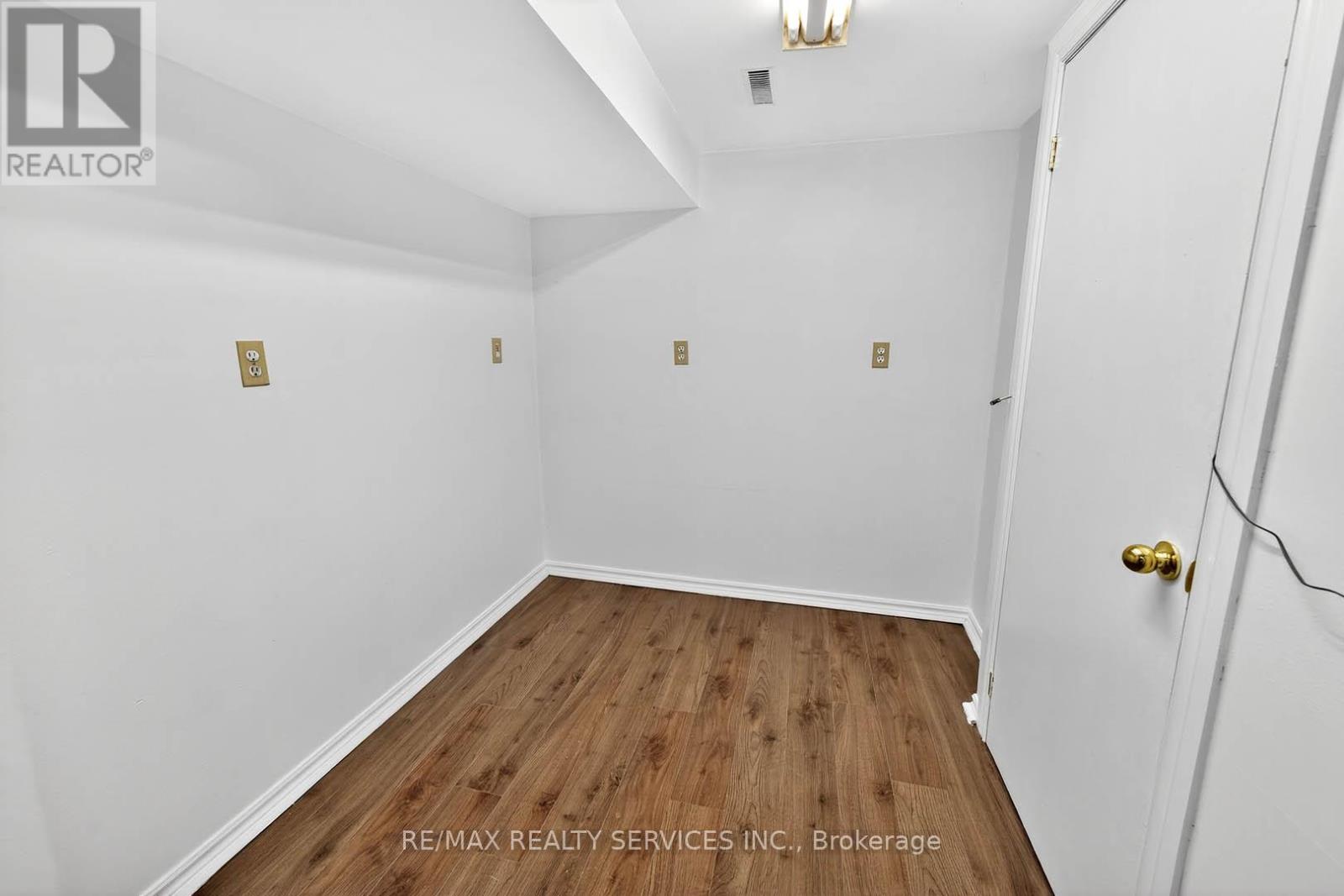 Photo 41 of 28 Chipwood Crescent, Brampton ON